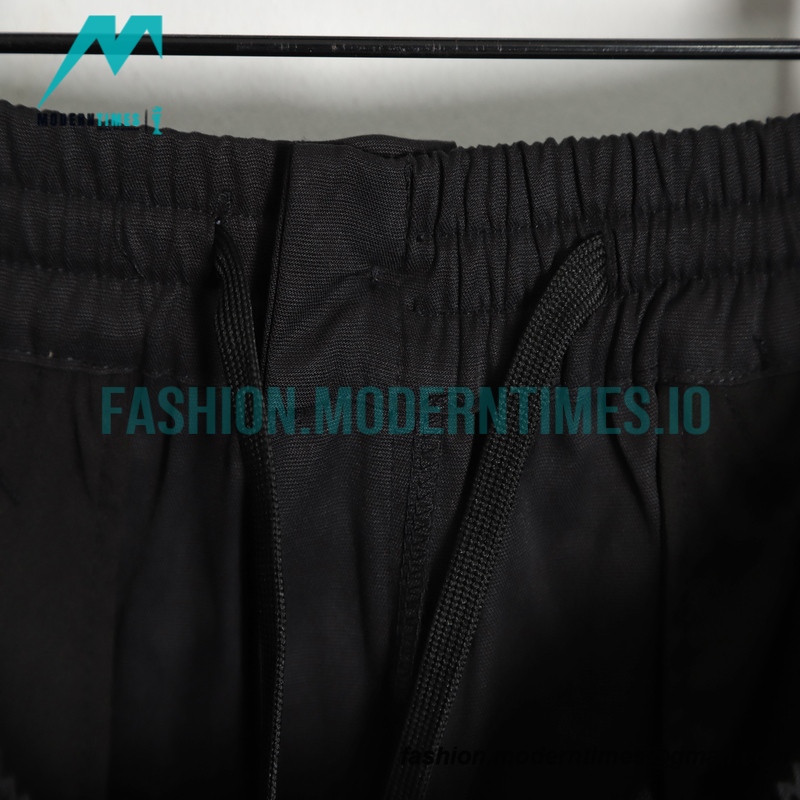 Burberry - Embroidered Logo Multi-pocket Cargo Shorts Pants