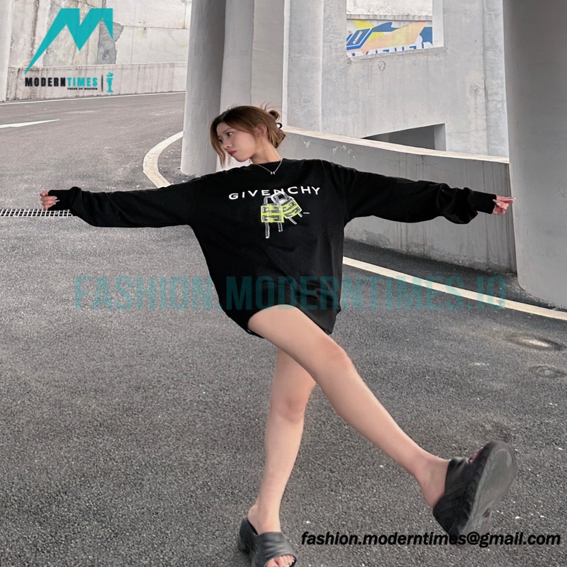 Givenchy - 22SS Reverse Letter Crewneck Hoodie