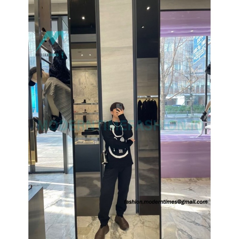 Givenchy - 23FW Mask Big Dog Jacquard Knitted Crewneck Sweater